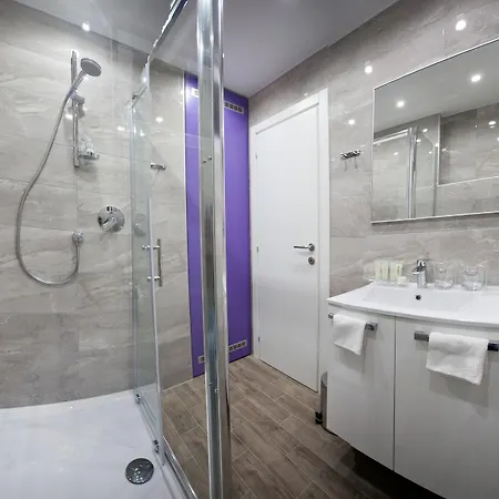 Hotel 4 In 4*